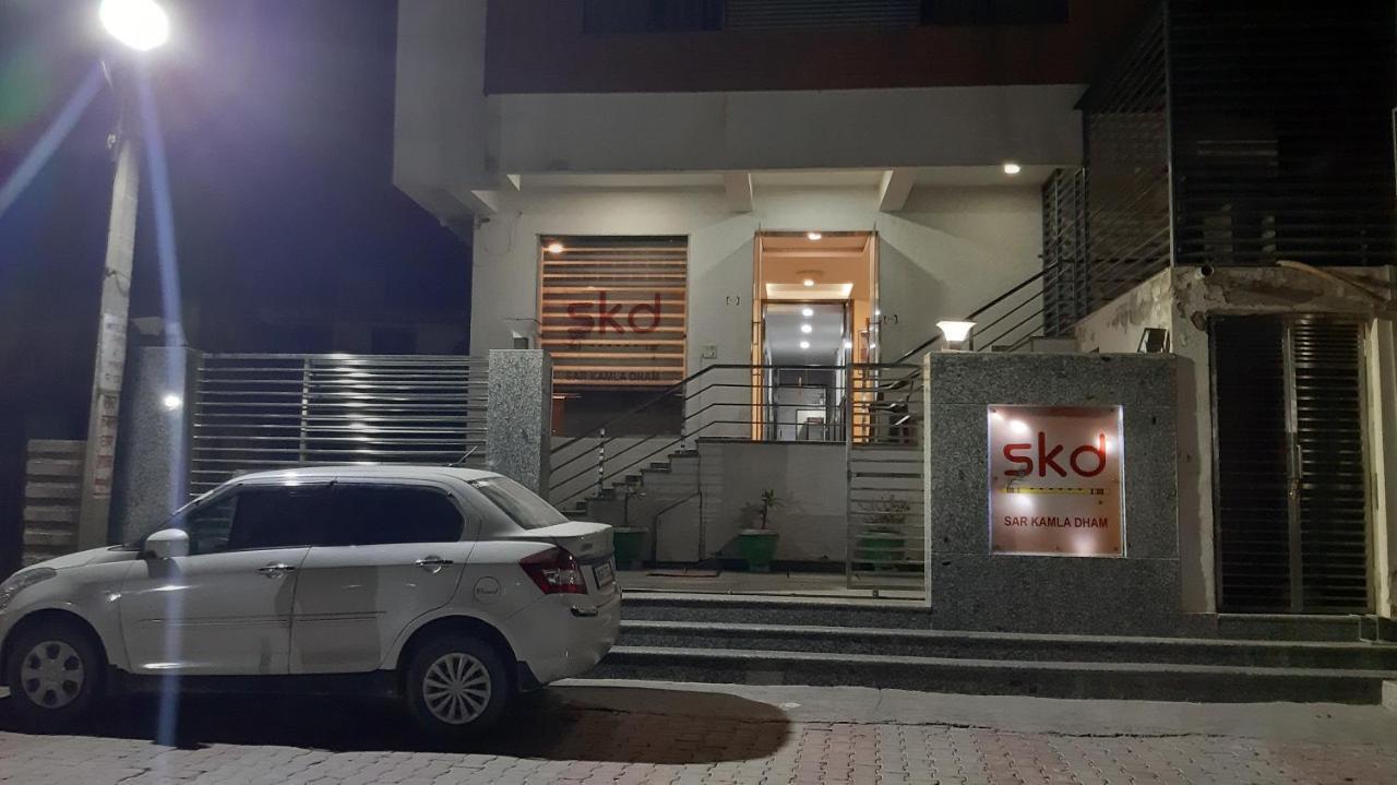 Hotel Sar Kamla Dham Skd Vrindavan Fully Vaccinated Staff Bagian luar foto