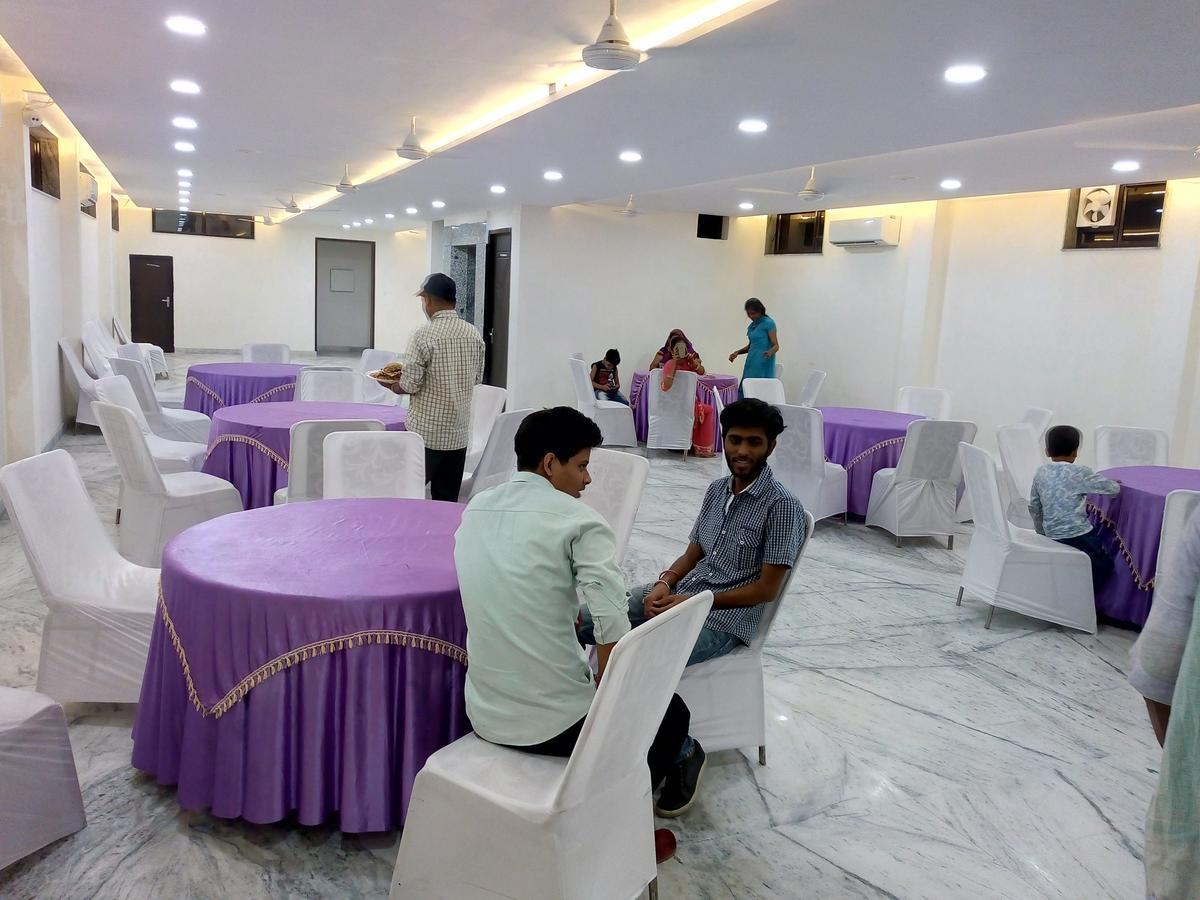 Hotel Sar Kamla Dham Skd Vrindavan Fully Vaccinated Staff Bagian luar foto